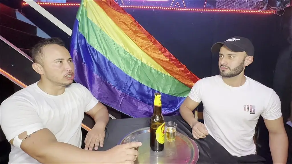 encontro de boys acaba em muito sexo na balada