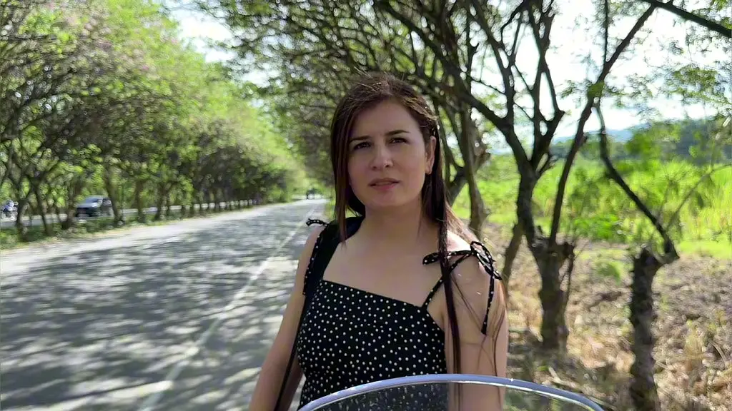 latina le es infiel al marido camionero por dejarla tirada en la carretera