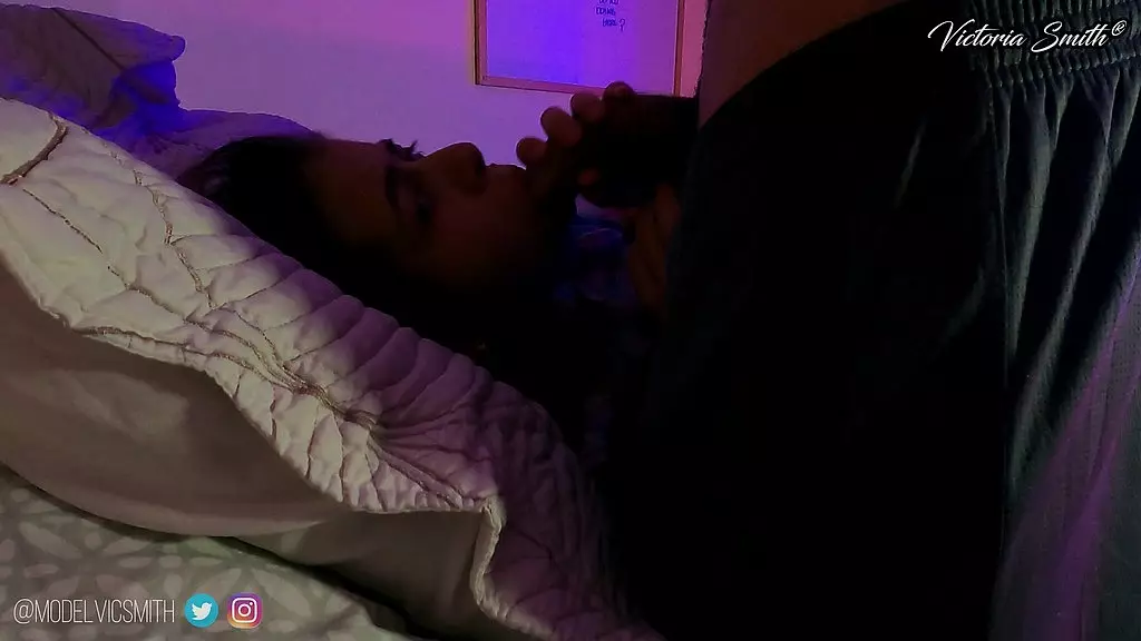 мой сводный брат шпионит за мной, пока я читаю