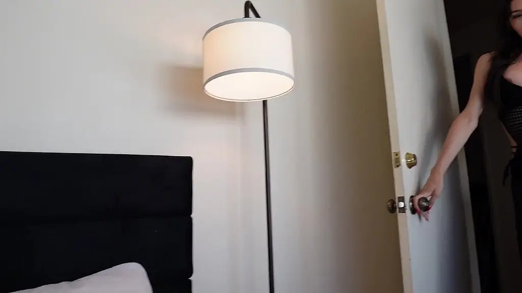 trns entra no quarto para foder seu cu