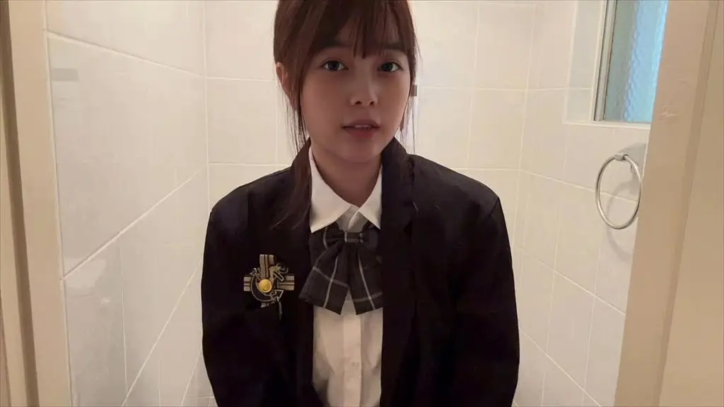 学校で真面目そうに見えて家で毎日オナってる剛毛女子◯生。誘われたらエッチするかも...