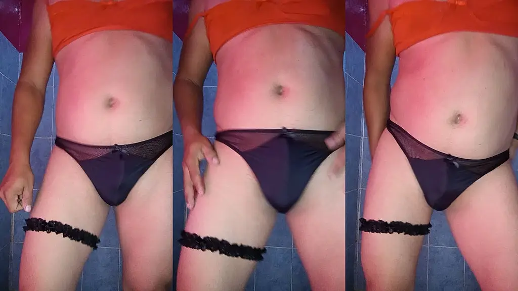 hombre modelando tanga negra de red