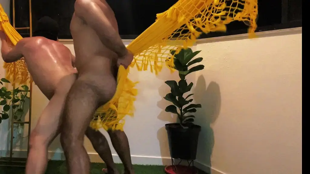 negro brocador metendo a rola de 22 cm no cu do anao puto rabudo na rede.