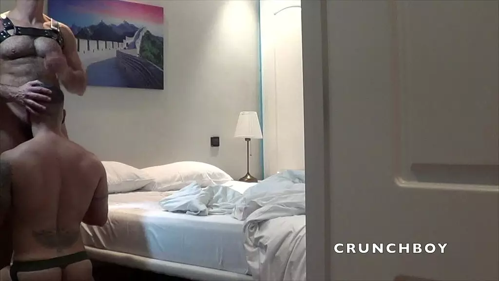 без презерватива полное любительское французское порно видео домашнее с французским красавчиком с большим членом, которого трахает в анал их друг-натурал, любящий жесткий секс, секс на публике или публичный круиз