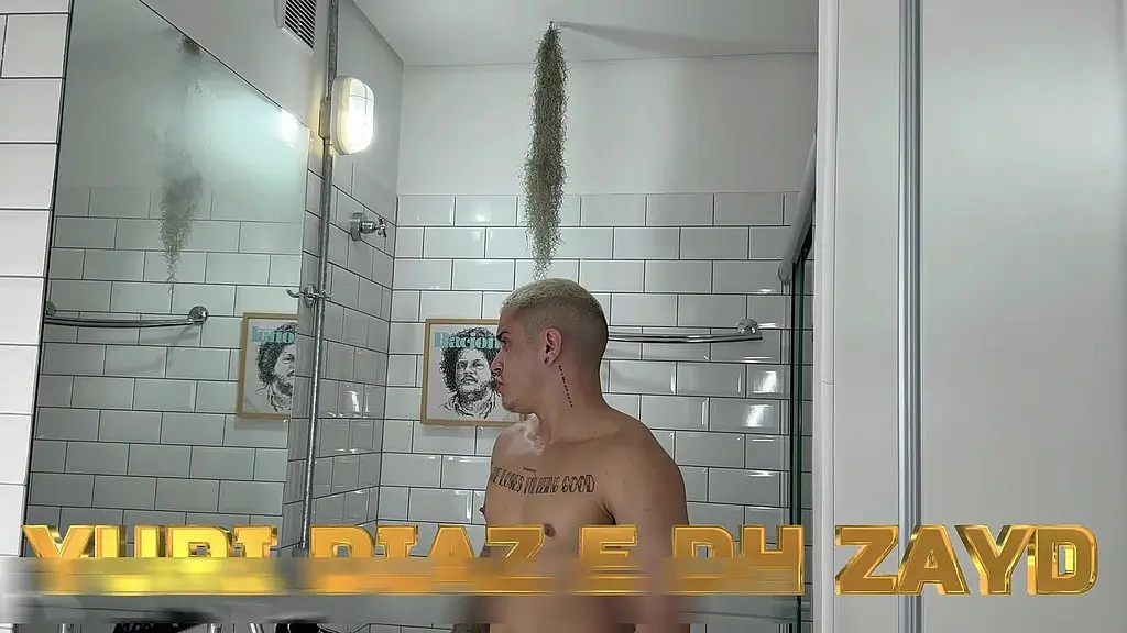 macho marrento goza com rola gingante enfiada no cu.