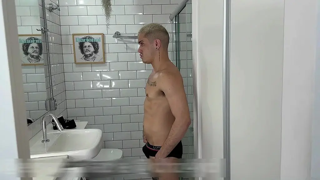 macho marrento goza com rola gingante enfiada no cu.