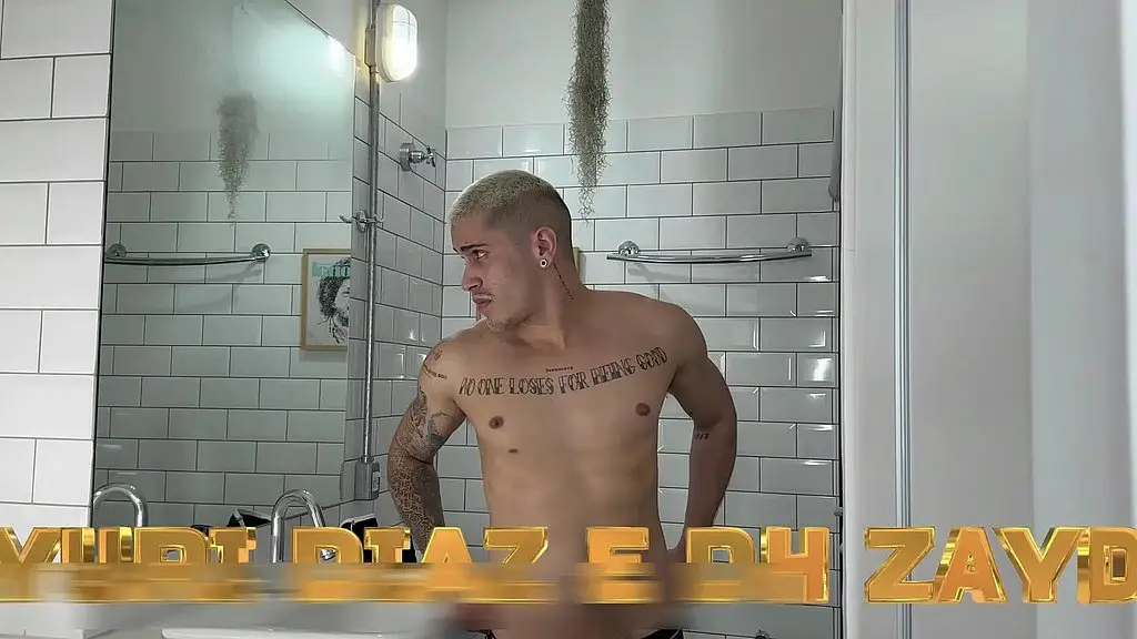 macho marrento goza com rola gingante enfiada no cu.