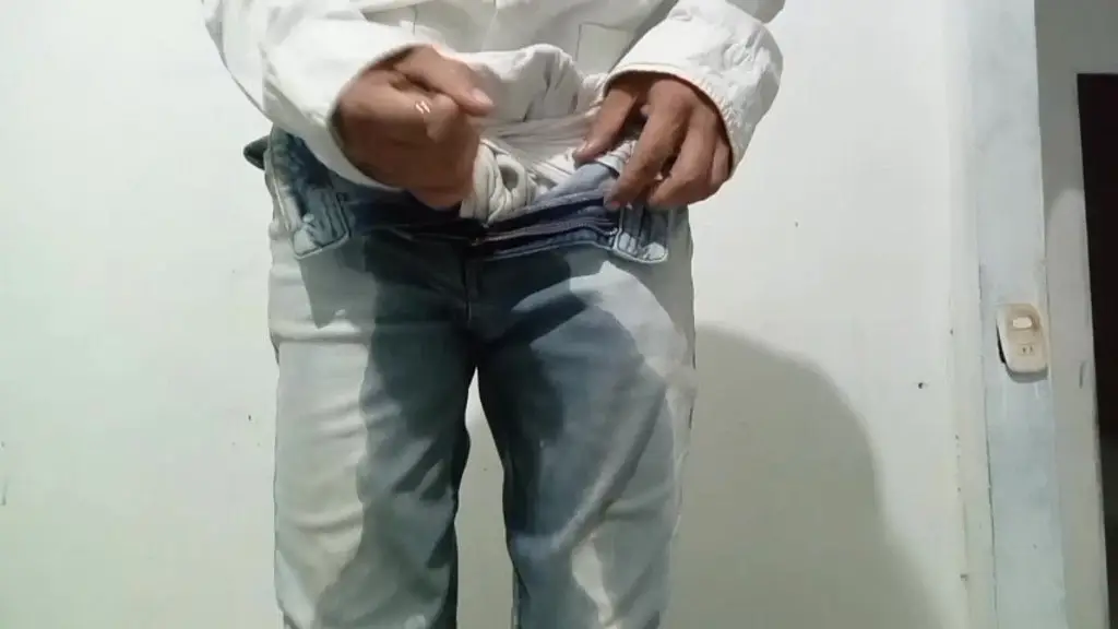 pantalones orinados con panal de tela y orgasmo delicioso