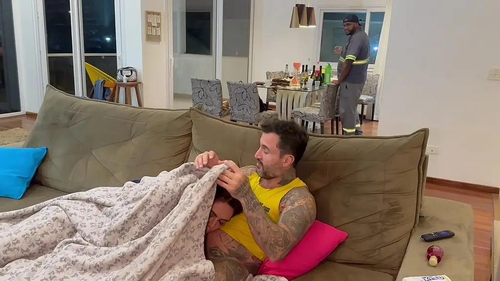 minha mulher chegou do tralhado e acabaou dando pro meu amigo na minha frete