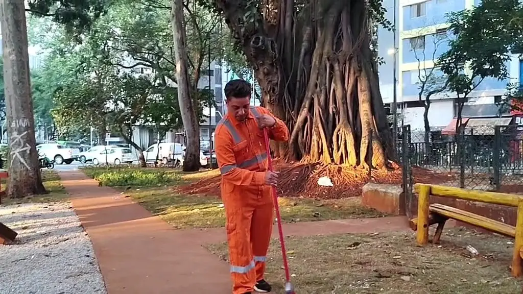 faxineiro estranho varrendo as folhas tambem tem que limpar o cu da chefe loira com uma escova ve