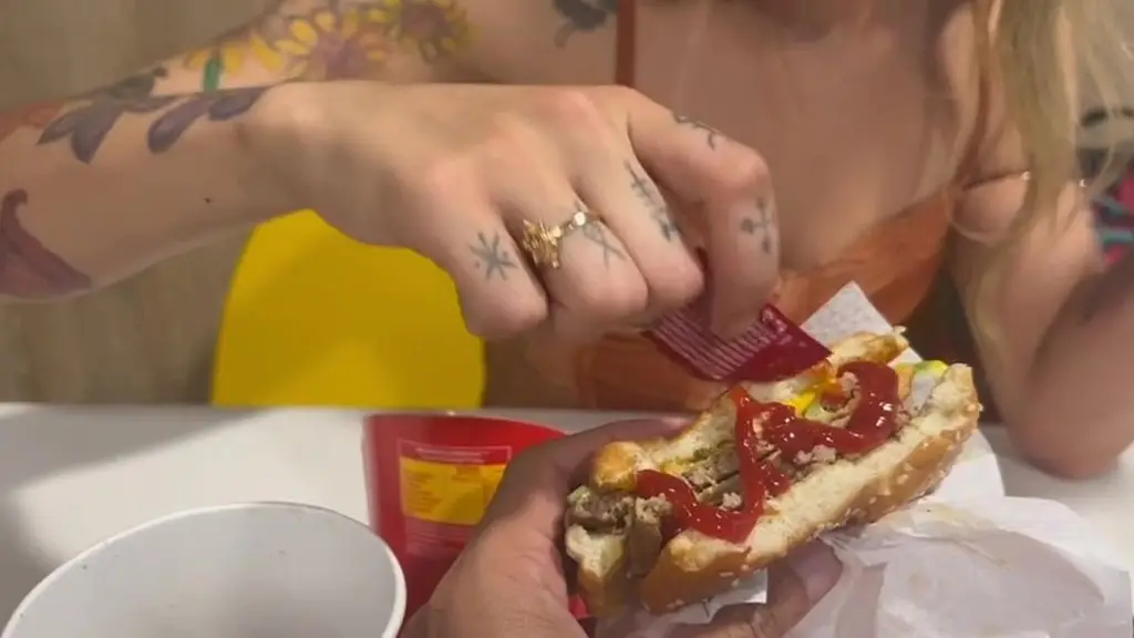 depois de levar ela no fast food levei ela pra casa e comi a buceta e gozei no cuzinho da safada