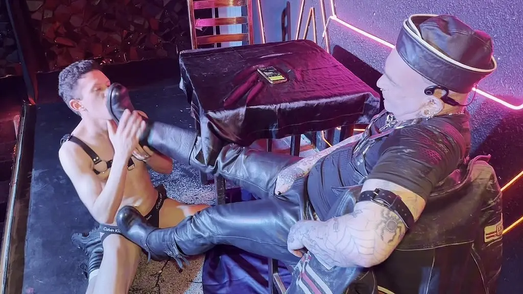 o macho fetichista chamou o passivo putao para uma orgia