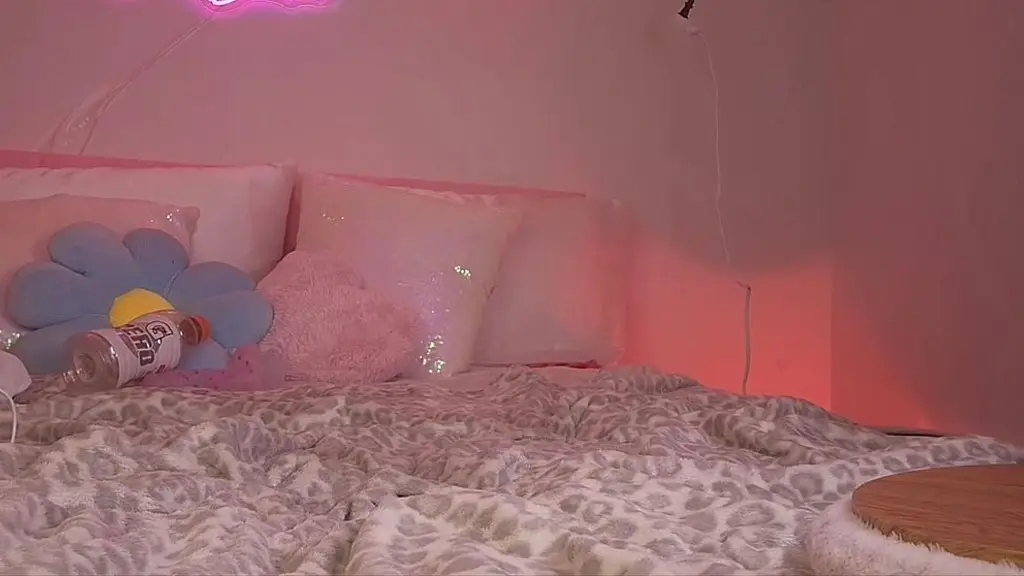 rubia tatuada masturbandose y corriendose en webcam