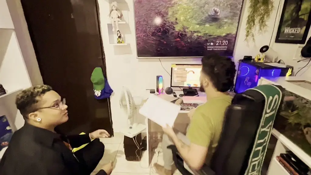 o funcionario bi puto foi levar um documento na casa do chefe e acabou ganhando um presentinho muita pirocada e muito leite