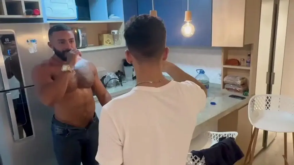 porteiro veio trazer uma encomenda. nao resisti e dei pra ele.