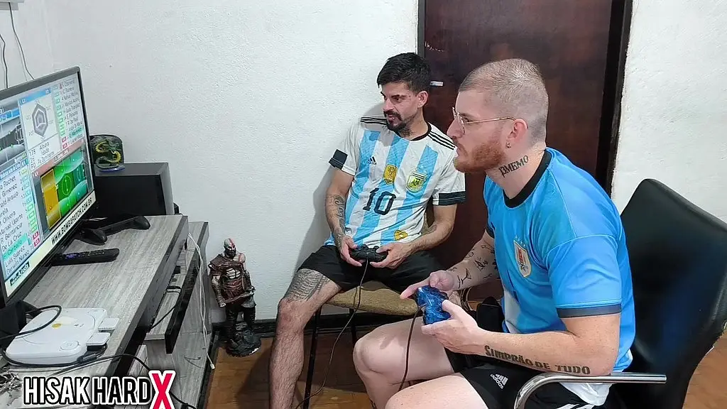 jogando videogame apostando o cu kkkkk