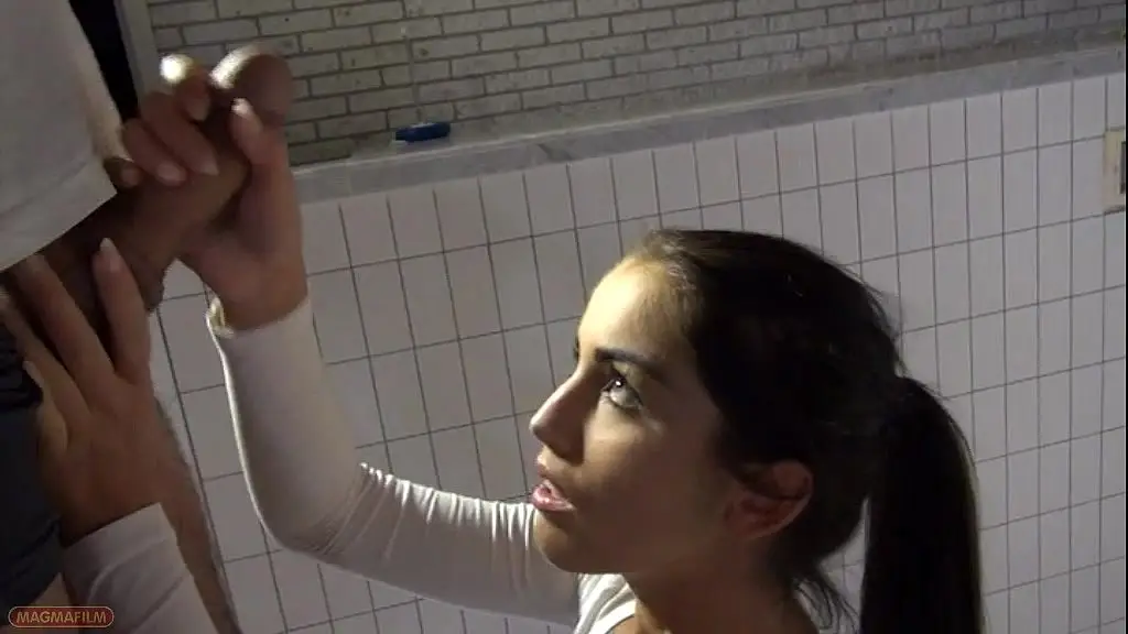 she rather has sex with the pool master that cleaning it