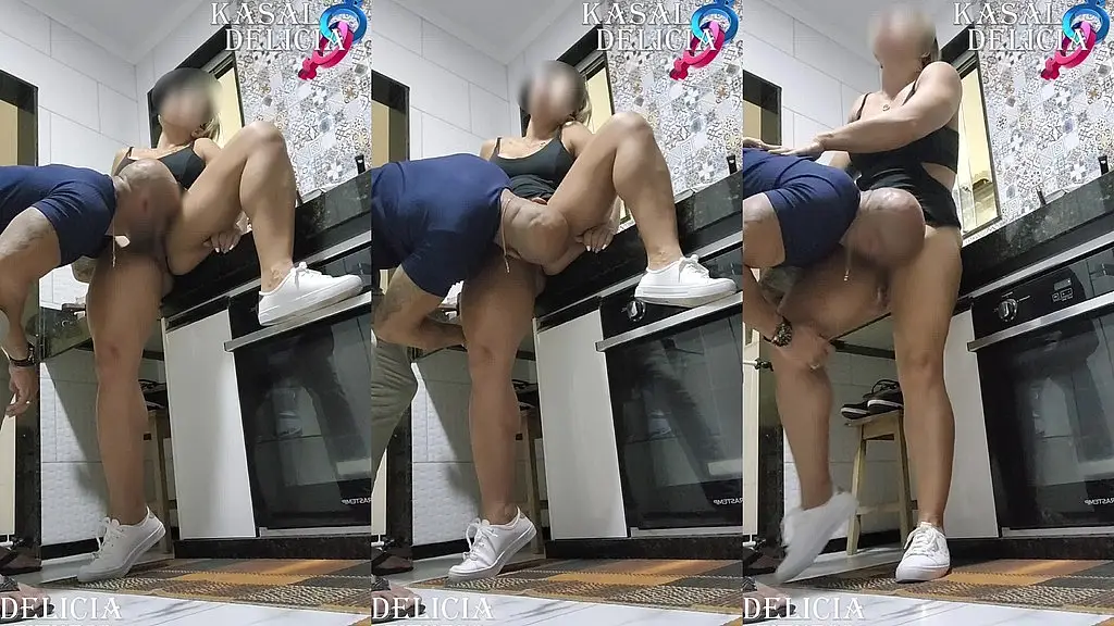 cheguei em casa depois de um encontro com dotado amigo do trabalho, e o safado do meu marido nem esperou chegar no quarto, levantou meu vestido colocando minha calcinha de ladinho e me chupou gostoso