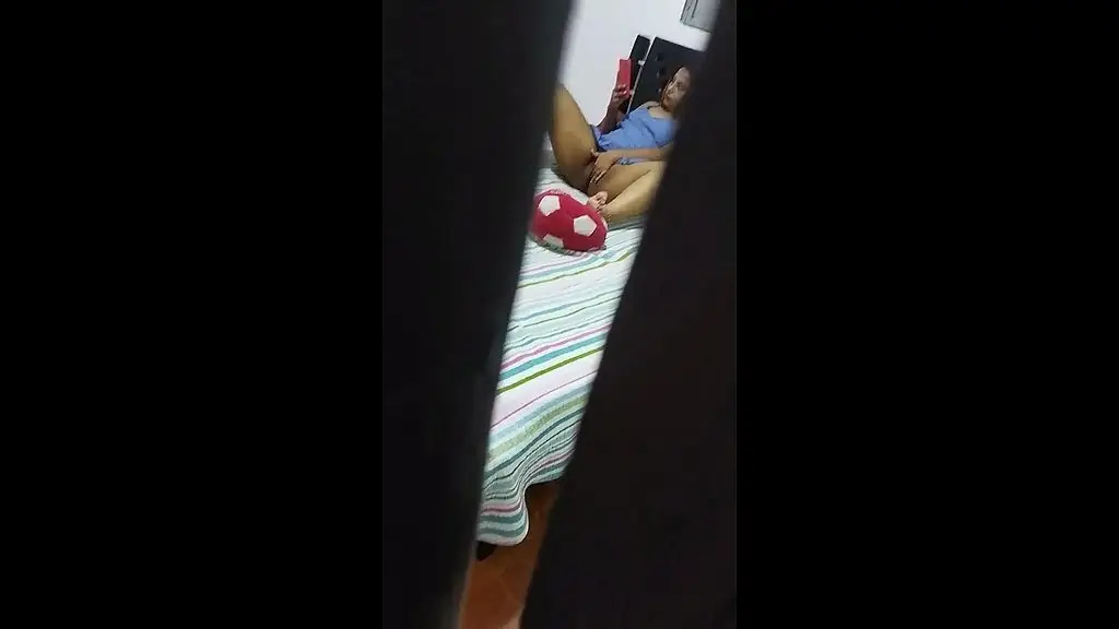 madrastra cachonda masturbandose en su habitacion! parte 1