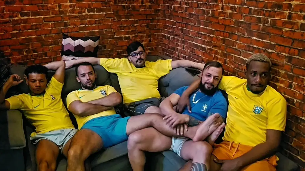 suruba entre amigos atores pornos do brasil em partida de futebol, comemoracao.