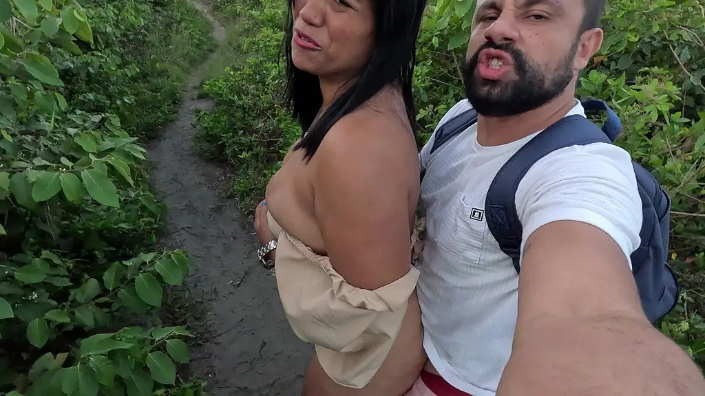 lotando o cuzinho da safada: foda anal na praia no pelo e sem do