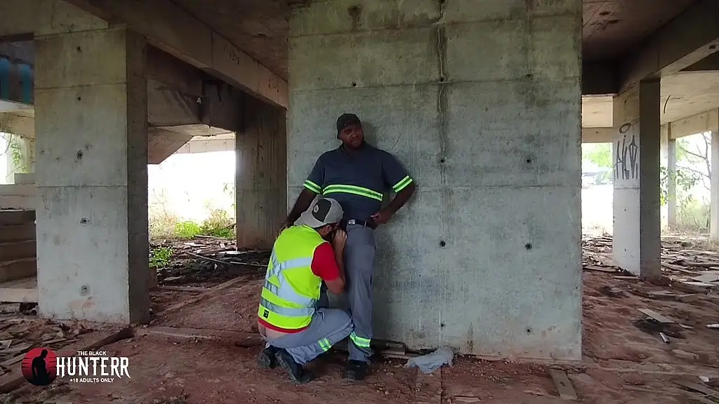 operario gosta de dar para os colegas da obra todo dia no final do expediente pra voltar leitado