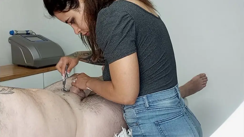 camara oculta a depiladora, me depila la polla y sola me empieza a mamar