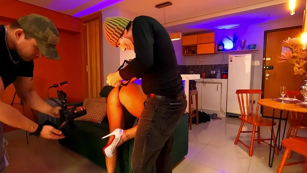descubra o que acontece por tras das cameras no porno