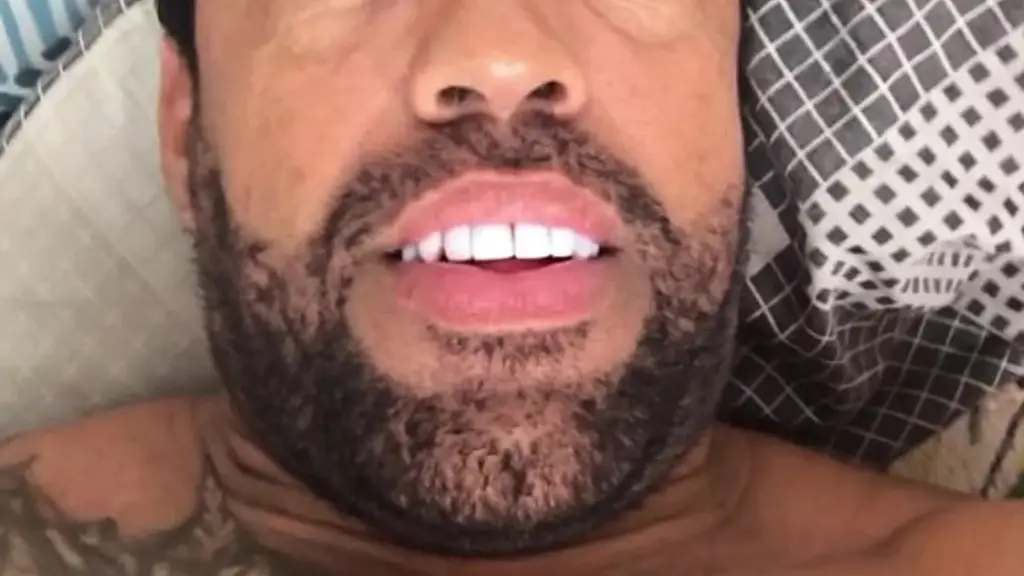 homem negro e peludo com uma africana linda rasgando seu belo cuzinho sem camisinha