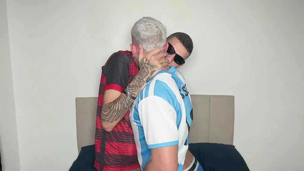 arrombei o cu da putinha e ela ainda pediu pra eu gozar na sua bunda.