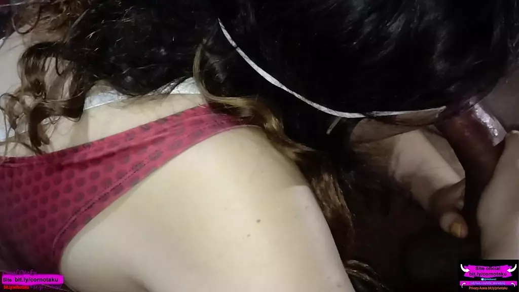 Casada se ajoelha para mamar pauzudo