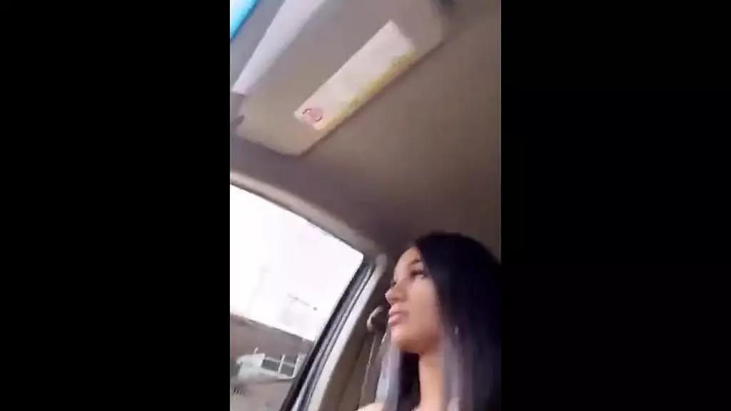 она очень возбужденная транссексуалка, дрочит в машине и оказывается на полу