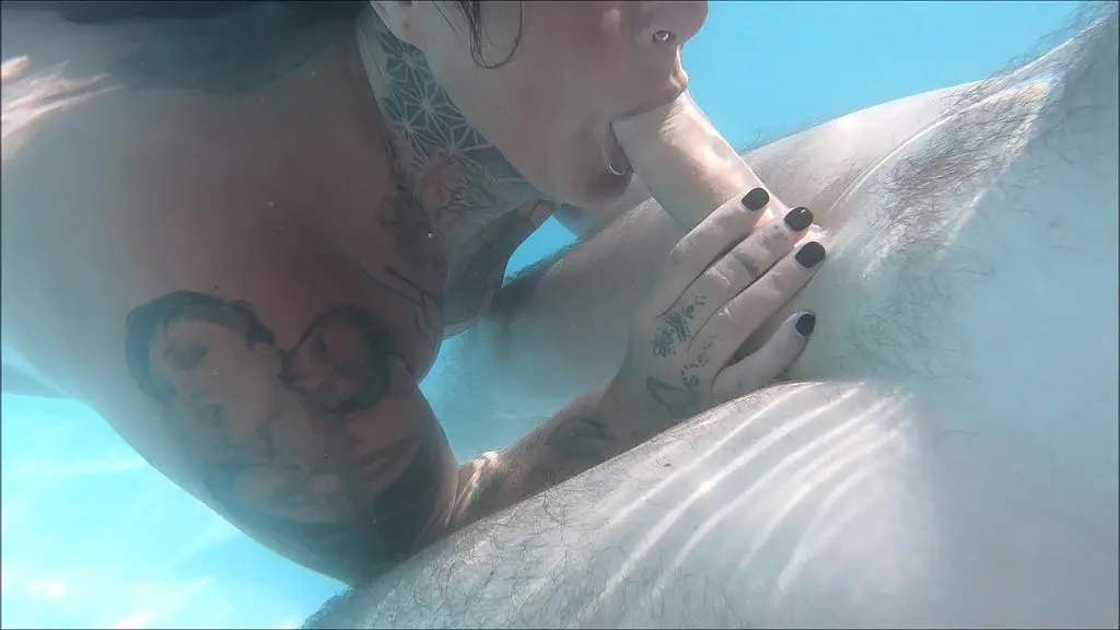 holiday-threesome-in-the-pool
