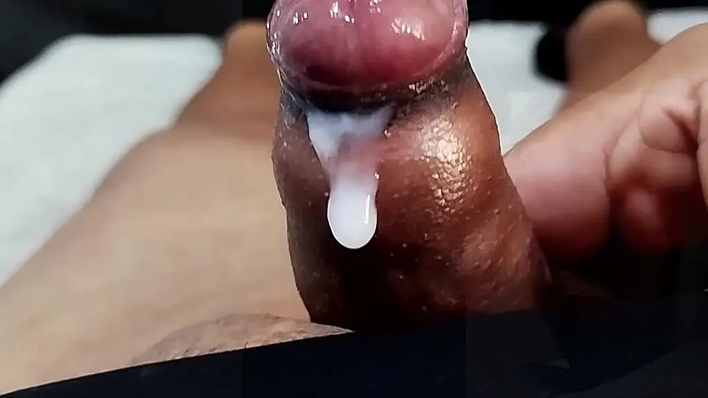 deixei meu pau todo gozado com a gostosa pelada no banho ensaboando seus grandes peitos