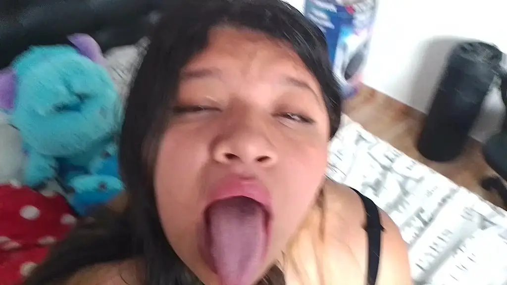 que rica paja me hace esta gordita latina!!,me jala la polla mientras t me hace una mamada - rico sexo oral masturbando una polla en lenceria sexy