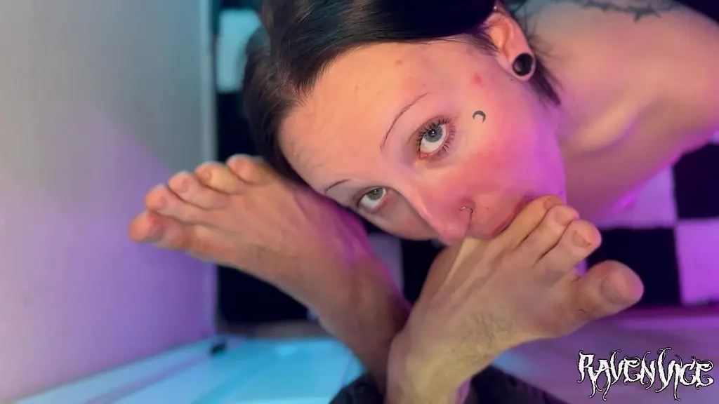 gloryhole foot worship pov