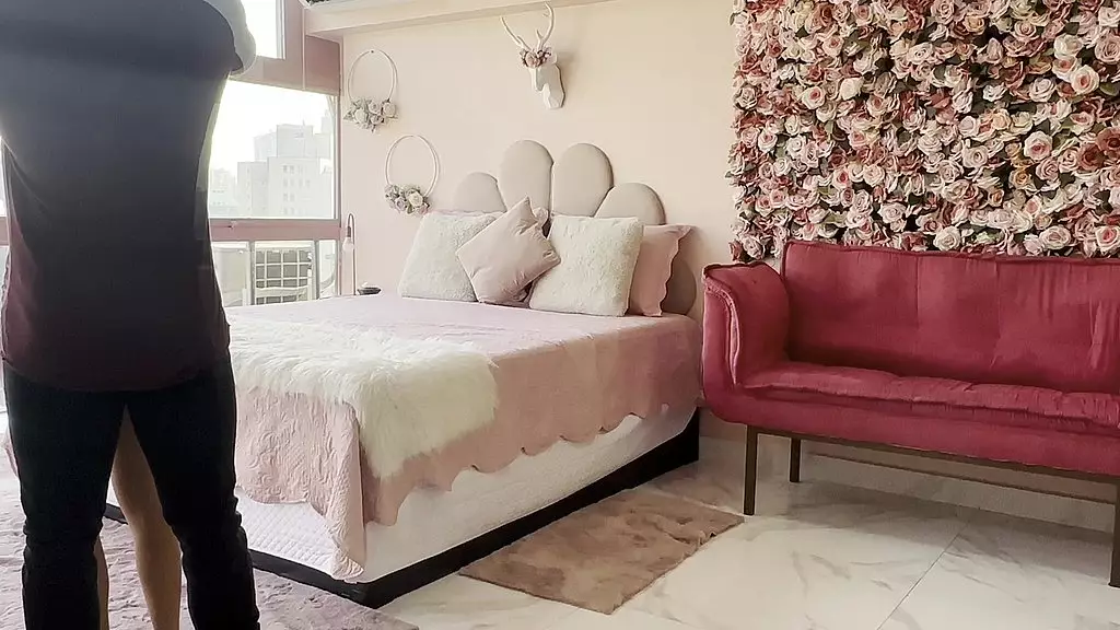 Marido me pega com outro homem na nossa cama e participa da brincadeira