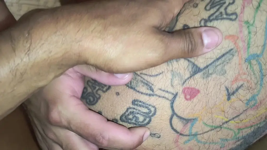 um cara tatuado e barbudo sexy fodido com forca por um negao roludo.