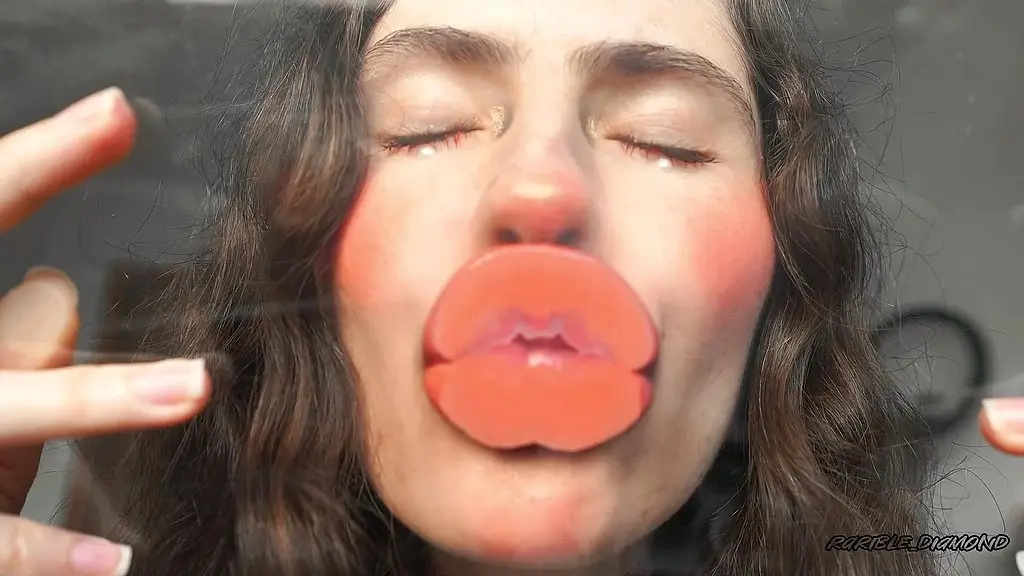 nude naughty kiss