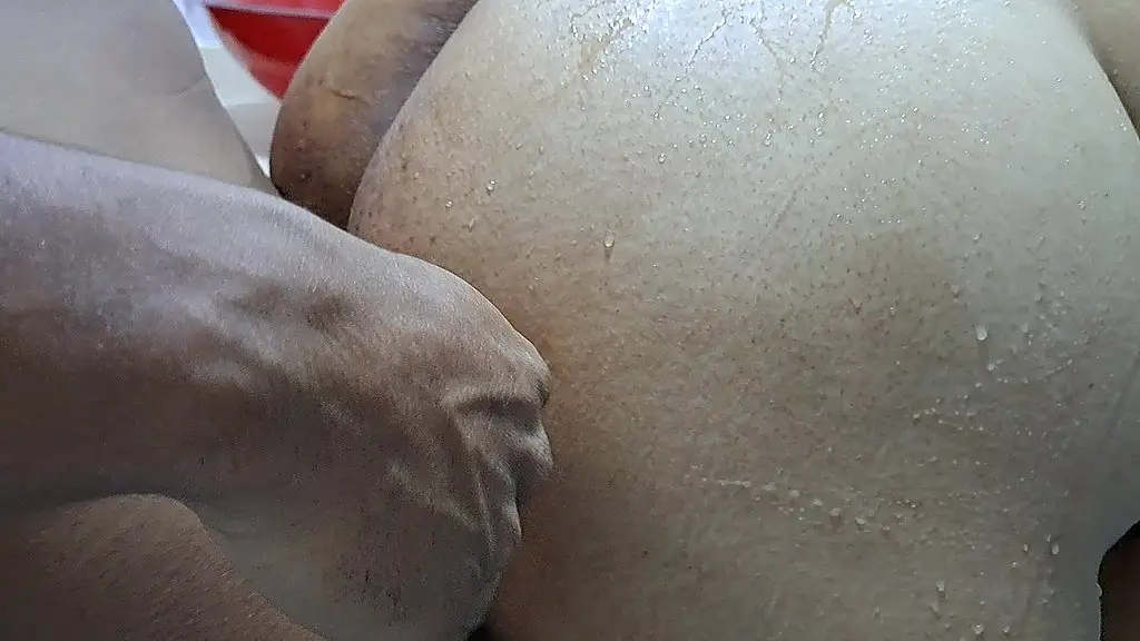 interrumpo la ducha de mi madrastra, mi polla se pone dura al ver su cuerpo desnudo. parte 2. follamos en la ducha