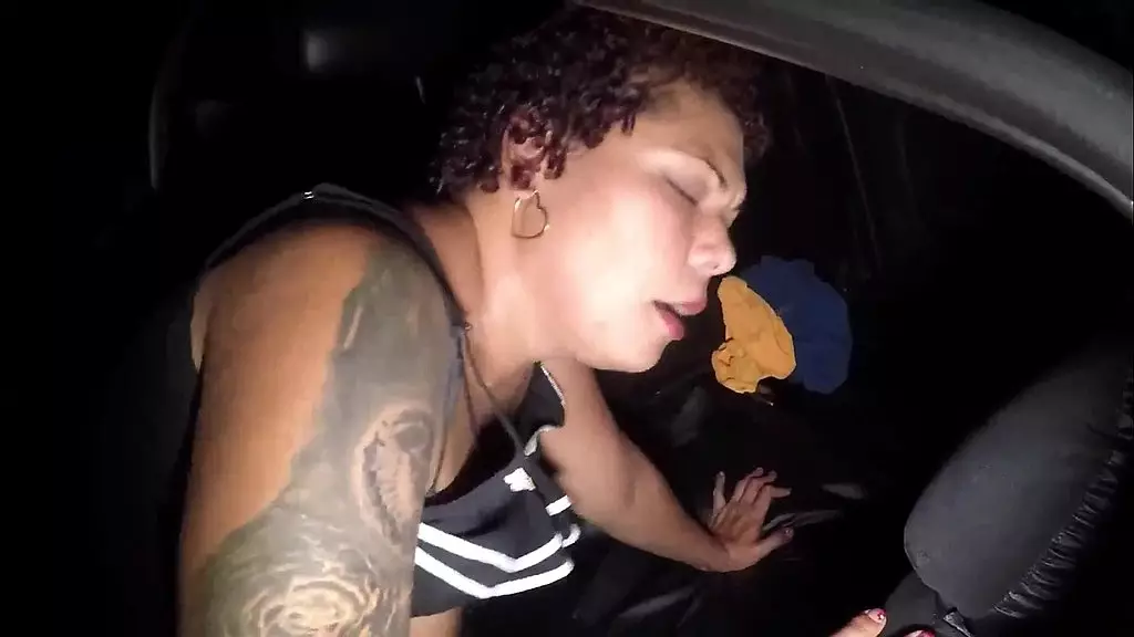 esposa safada fode com um desconhecido dentro do carro e pede leite na boca