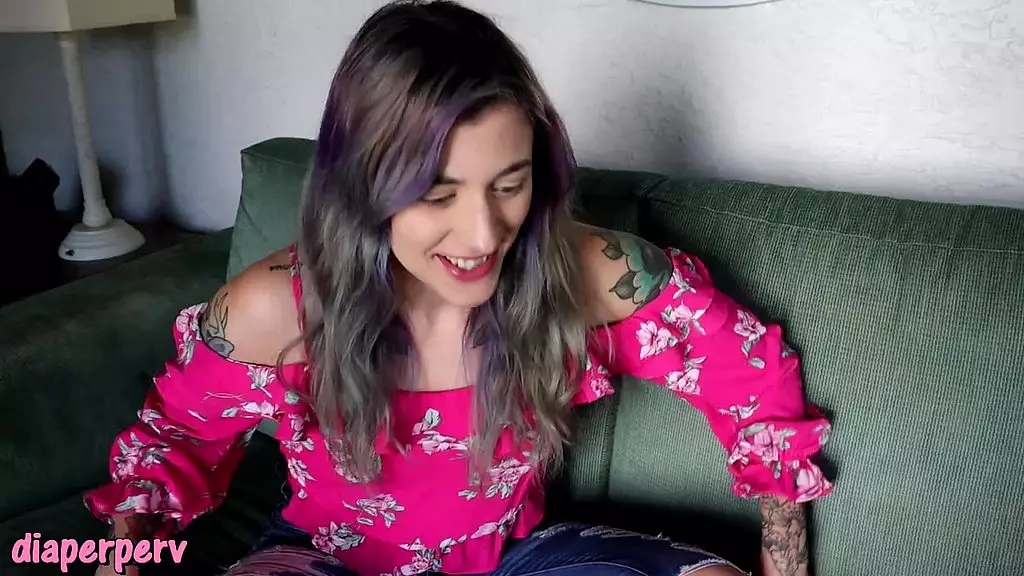 abdl няня Миа Хоуп снова надевает подгузники