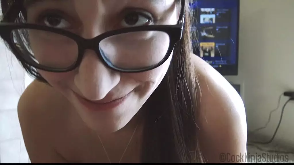 Сестре-брюнетке-ботаничке нужно отсосать и трахнуть своего сводного брата - Эдди Шепард