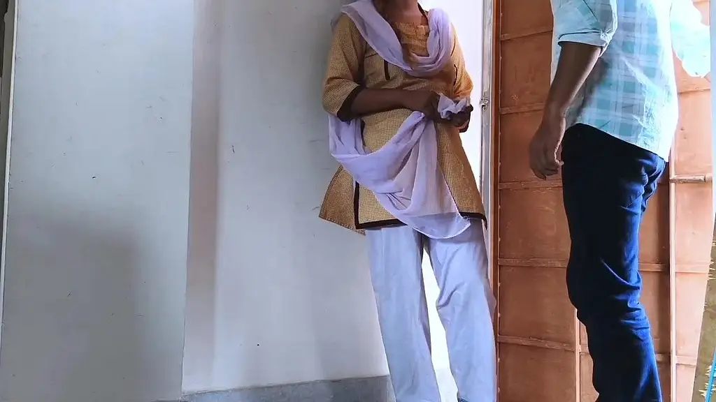college student girl ne apni teacher ke sath college ki chad me chudai