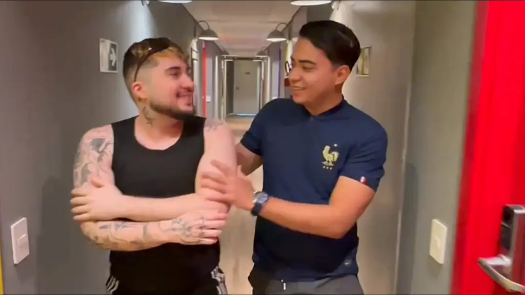 fiz uma massagem no meu amigo depois da academia