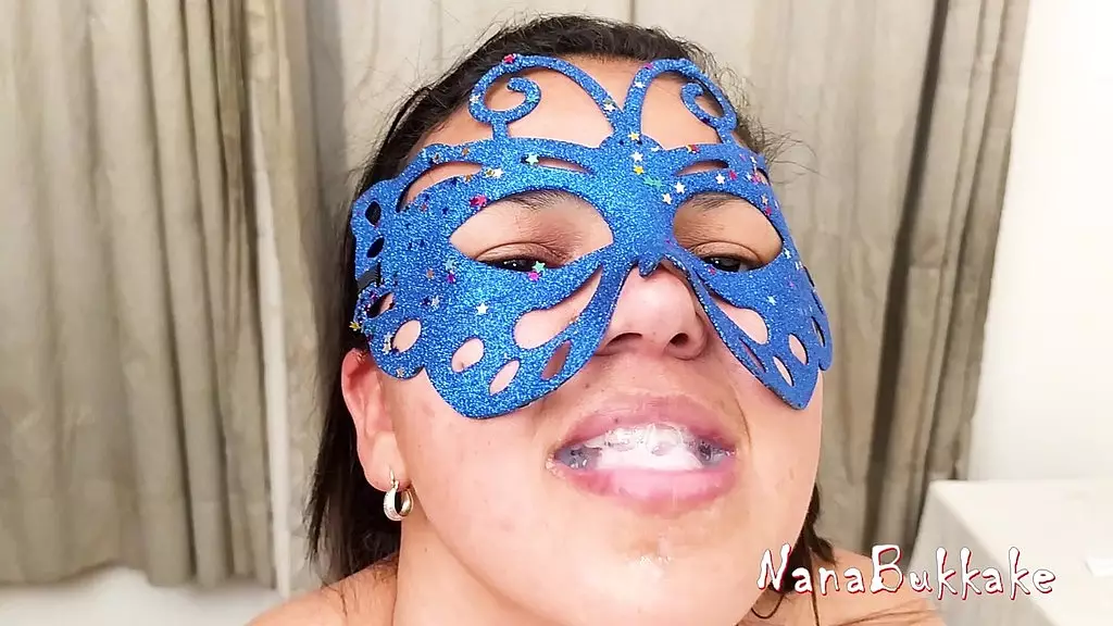 eu de mascara azul, com amigo me comendo, ele gozando na minha boca и eu engolindo tudo