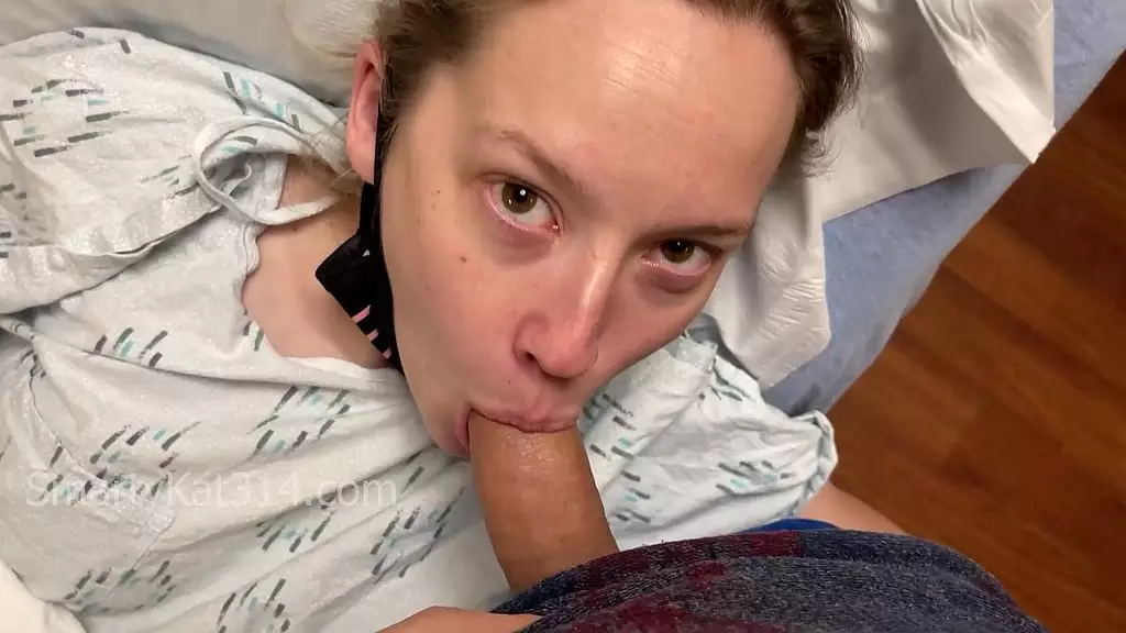 я отсосала своему парню в предоперационной палате - хирург нас чуть не поймал!!! полное видео