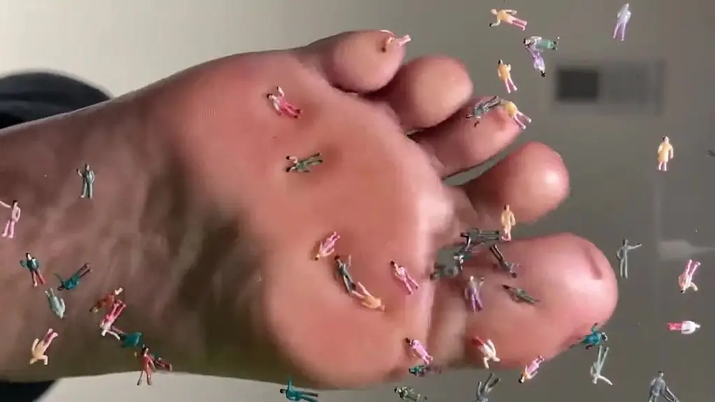pink foxx giantess foot play
