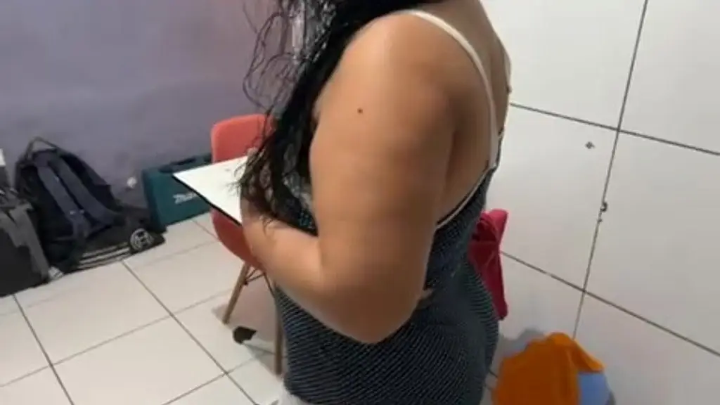 morena antes de pegar ela de quatro ela pede para eu se masturbar para depois meter na sua xota