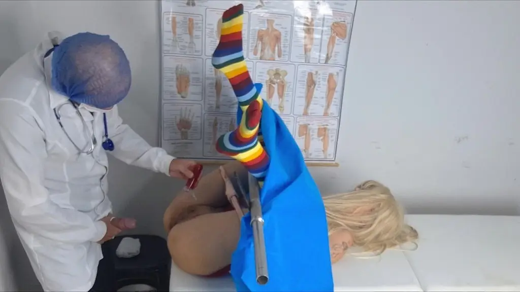 ginecologista fode paciente na mesa de exame!